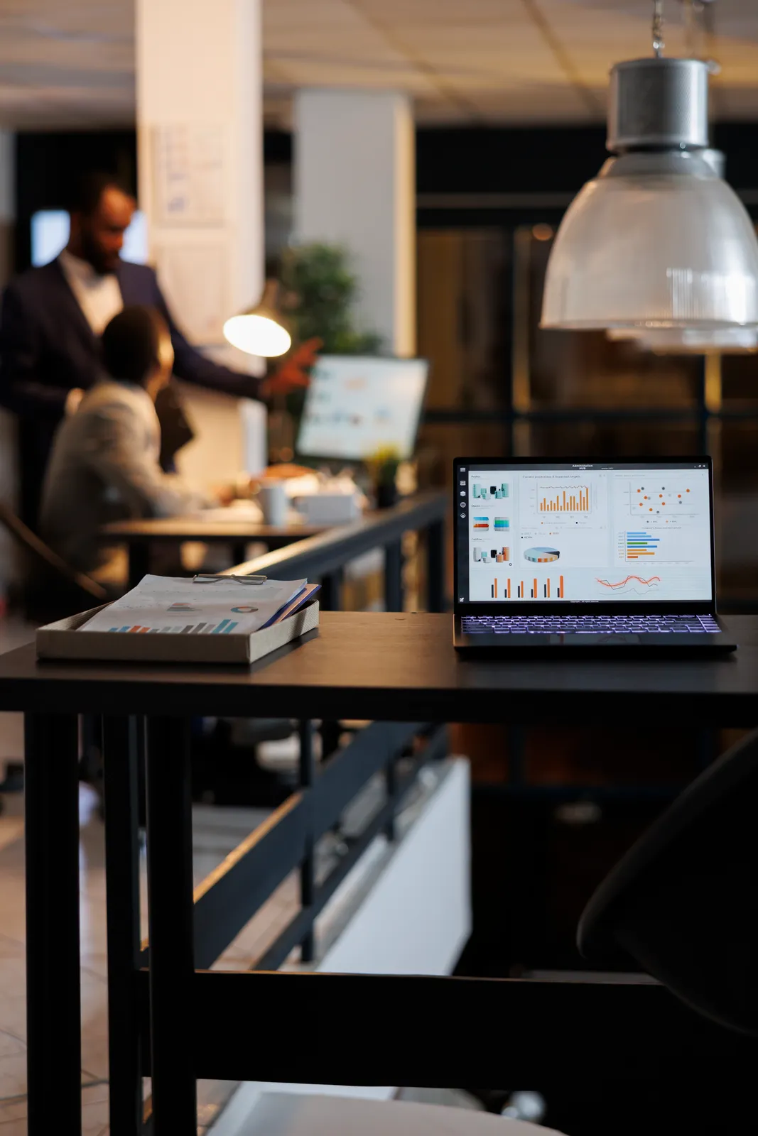 Painel de indicadores aberto em um laptop, em um escritório