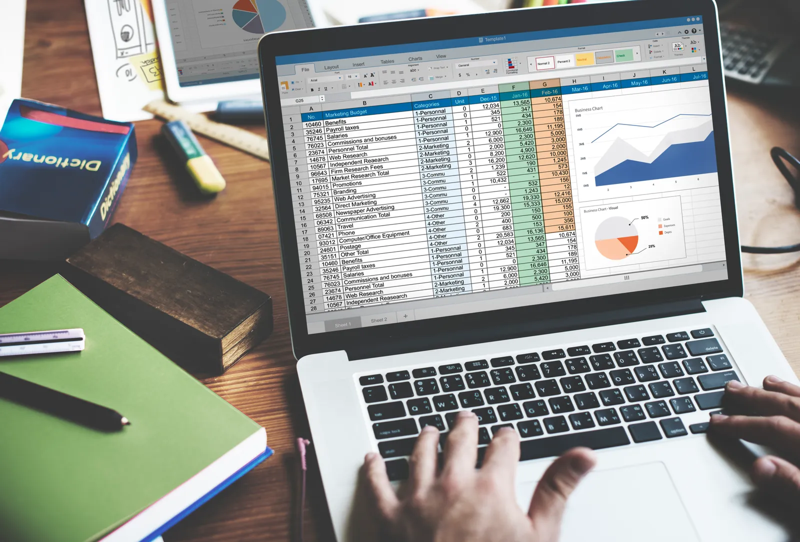 Planilha cheia de dados e gráficos aberta em um laptop